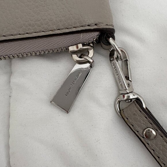 Jet Set Travel Lg. Flat Zip Pearl Grey Phone Wristlet Wallet - Picture 3 of 10
